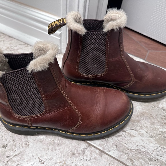 Doc Martens Leonore Chelsea Boots w/faux fur lining - Picture 2 of 7